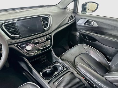 Used 2025 Chrysler Pacifica Limited FWD image 29
