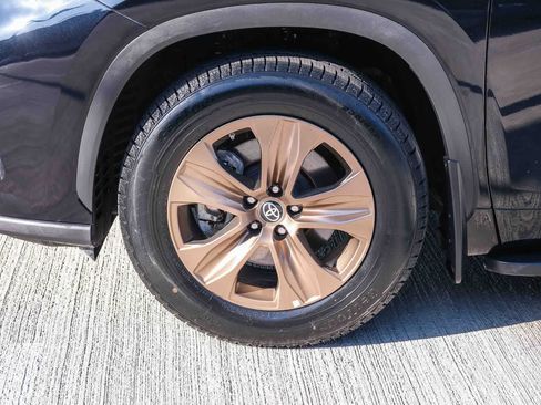Used 2023 Toyota Highlander Bronze Edition FWD image 10