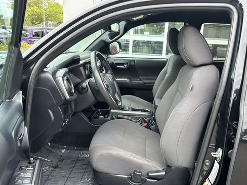 Used 2019 Toyota Tacoma TRD Off-Road AWD/4WD image 12