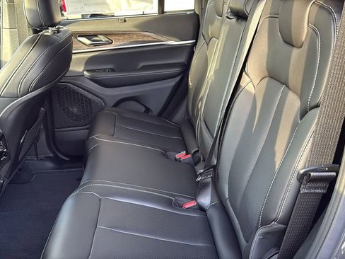 New 2025 Jeep Grand Cherokee Limited w/ Luxury Tech Group II image 15