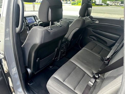 Used 2019 Jeep Grand Cherokee Laredo image 18