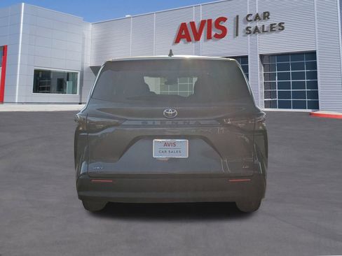 Used 2025 Toyota Sienna LE image 5