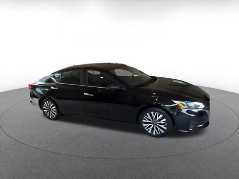 Used 2025 Nissan Altima 2.5 SV FWD image 2