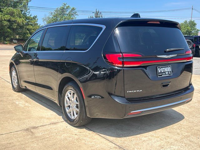 Used 2023 Chrysler Pacifica Touring-L FWD image 4