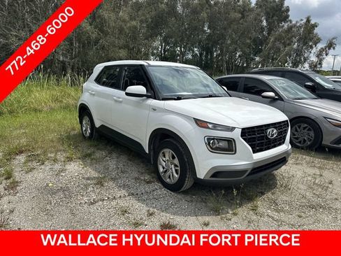 Used 2022 Hyundai Venue SE FWD image 2
