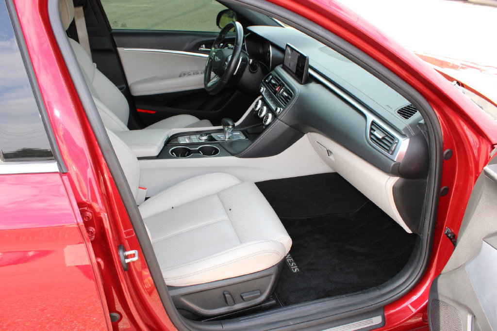 Used 2022 Genesis G70 2.0T RWD image 9