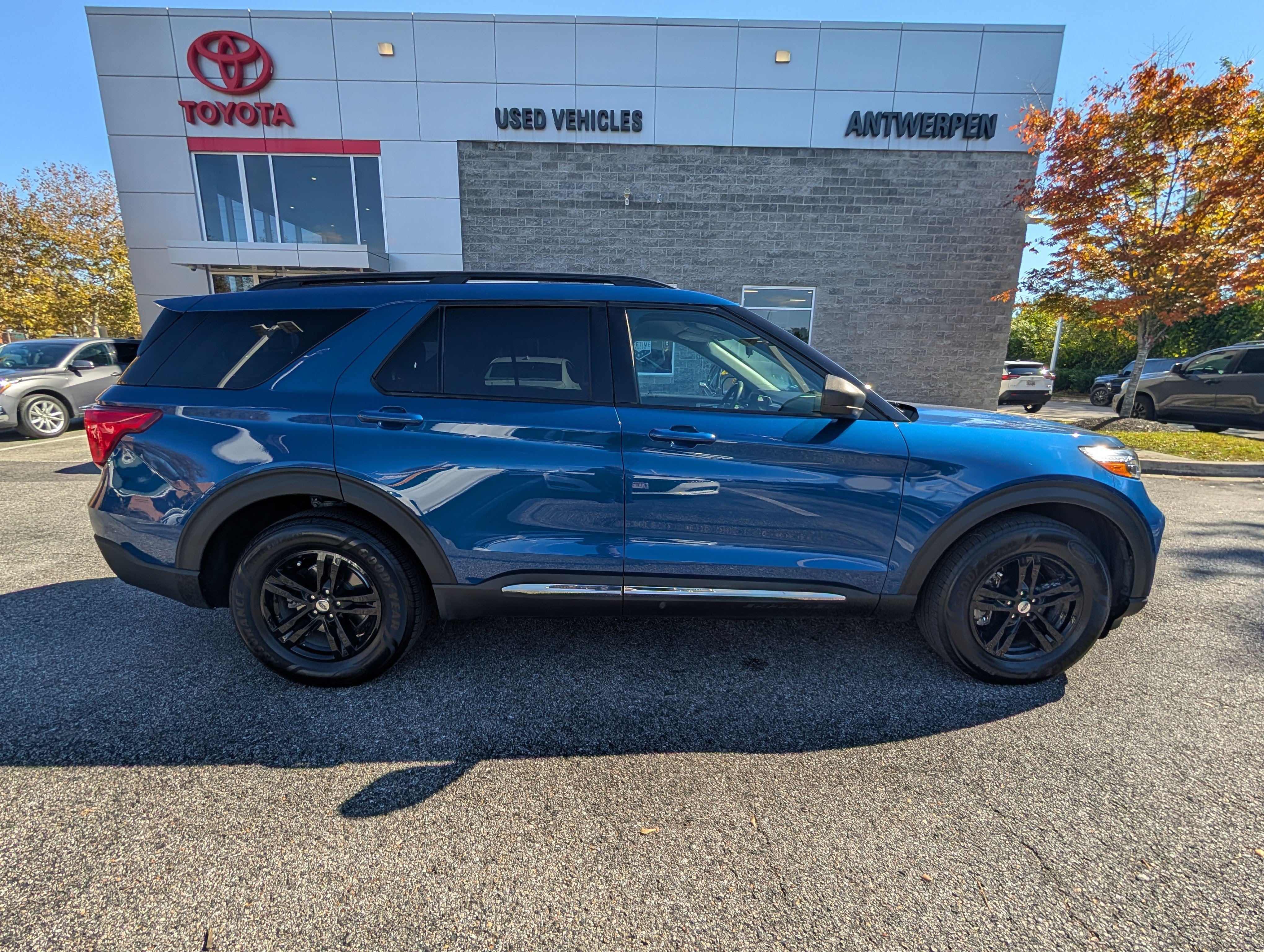 Used 2021 Ford Explorer XLT w/ Class III Trailer Tow Package AWD/4WD image 2