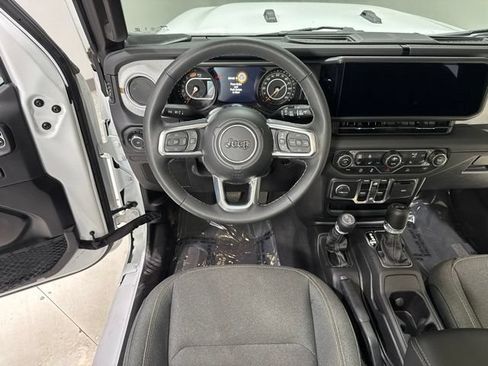 Used 2025 Jeep Wrangler Unlimited Sahara AWD/4WD image 15