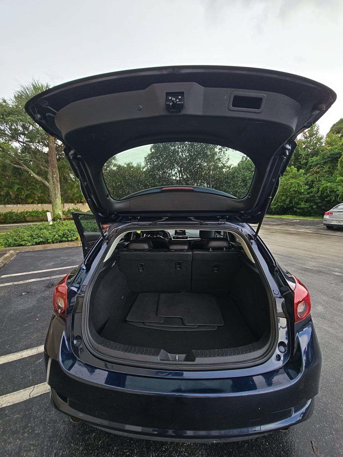 Used 2018 MAZDA MAZDA3 Touring FWD image 5