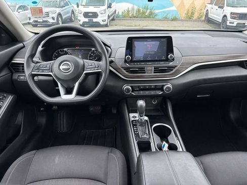 Used 2024 Nissan Altima 2.5 SV FWD image 12