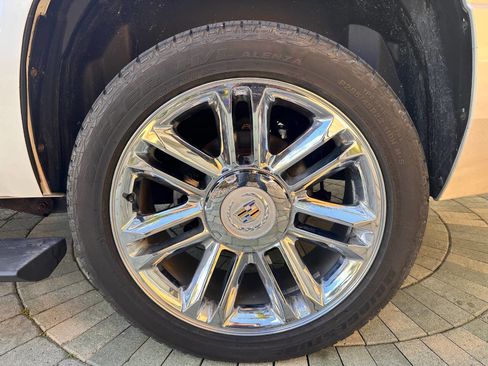 Used 2011 Cadillac Escalade Platinum image 37