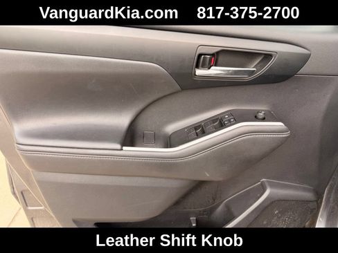 Used 2021 Toyota Highlander XLE FWD image 16