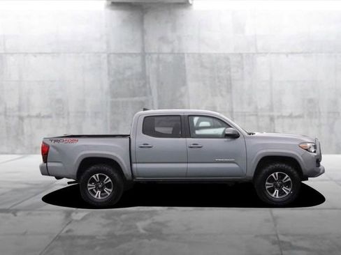 Used 2018 Toyota Tacoma TRD Sport AWD/4WD image 5