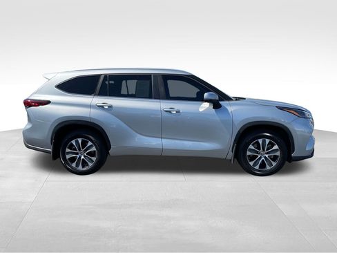 Used 2023 Toyota Highlander XLE AWD/4WD image 2