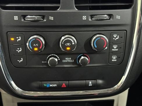 Used 2020 Dodge Grand Caravan SE w/ UConnect Hands-Free Group FWD image 23