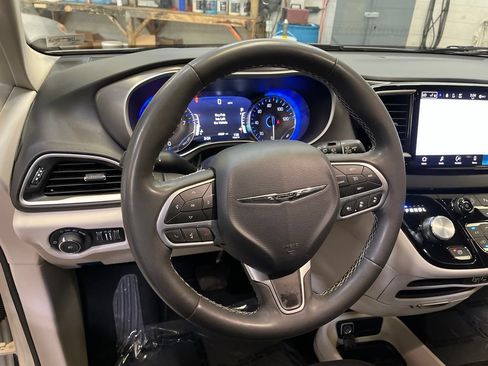 Used 2023 Chrysler Pacifica Touring-L FWD image 18
