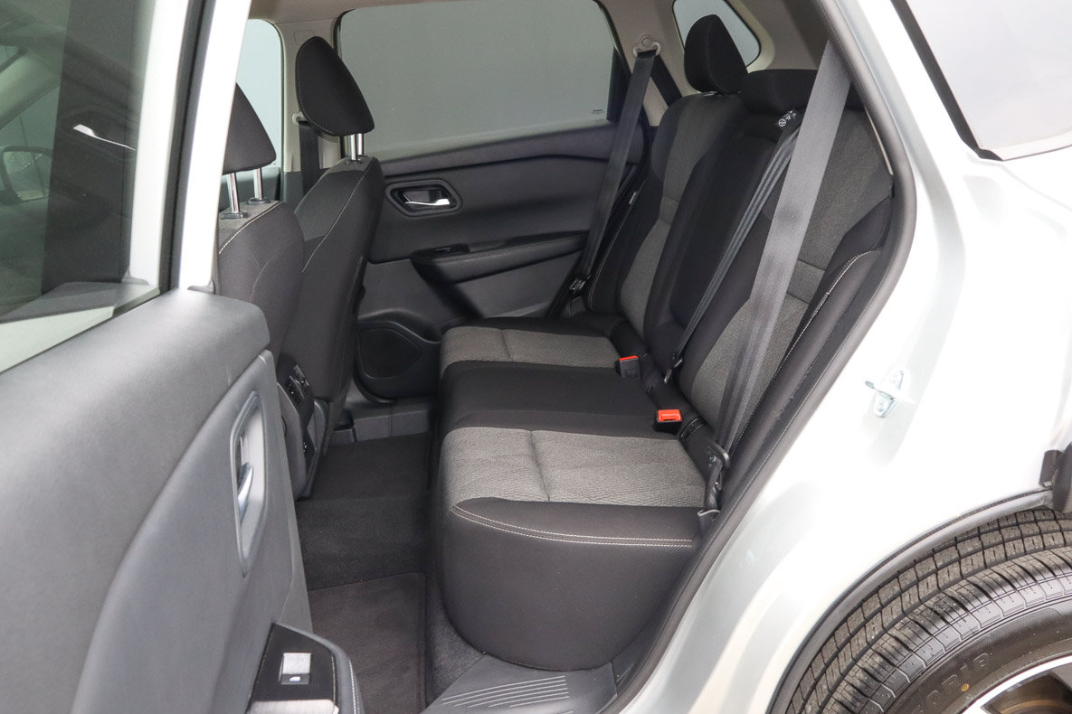 Used 2025 Nissan Rogue SV FWD image 8