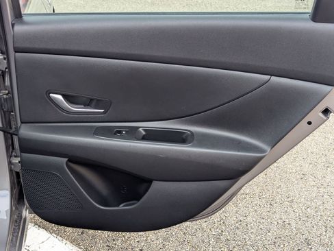 Used 2022 Hyundai Elantra SEL image 25