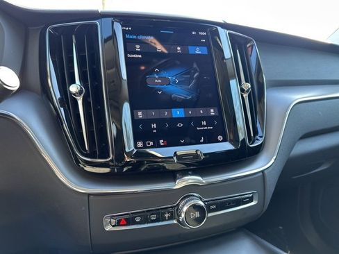 Certified 2025 Volvo XC60 B5 Core image 21