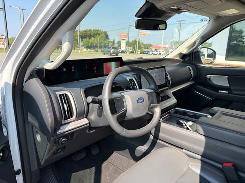 Used 2025 Ford Expedition Active AWD/4WD image 4