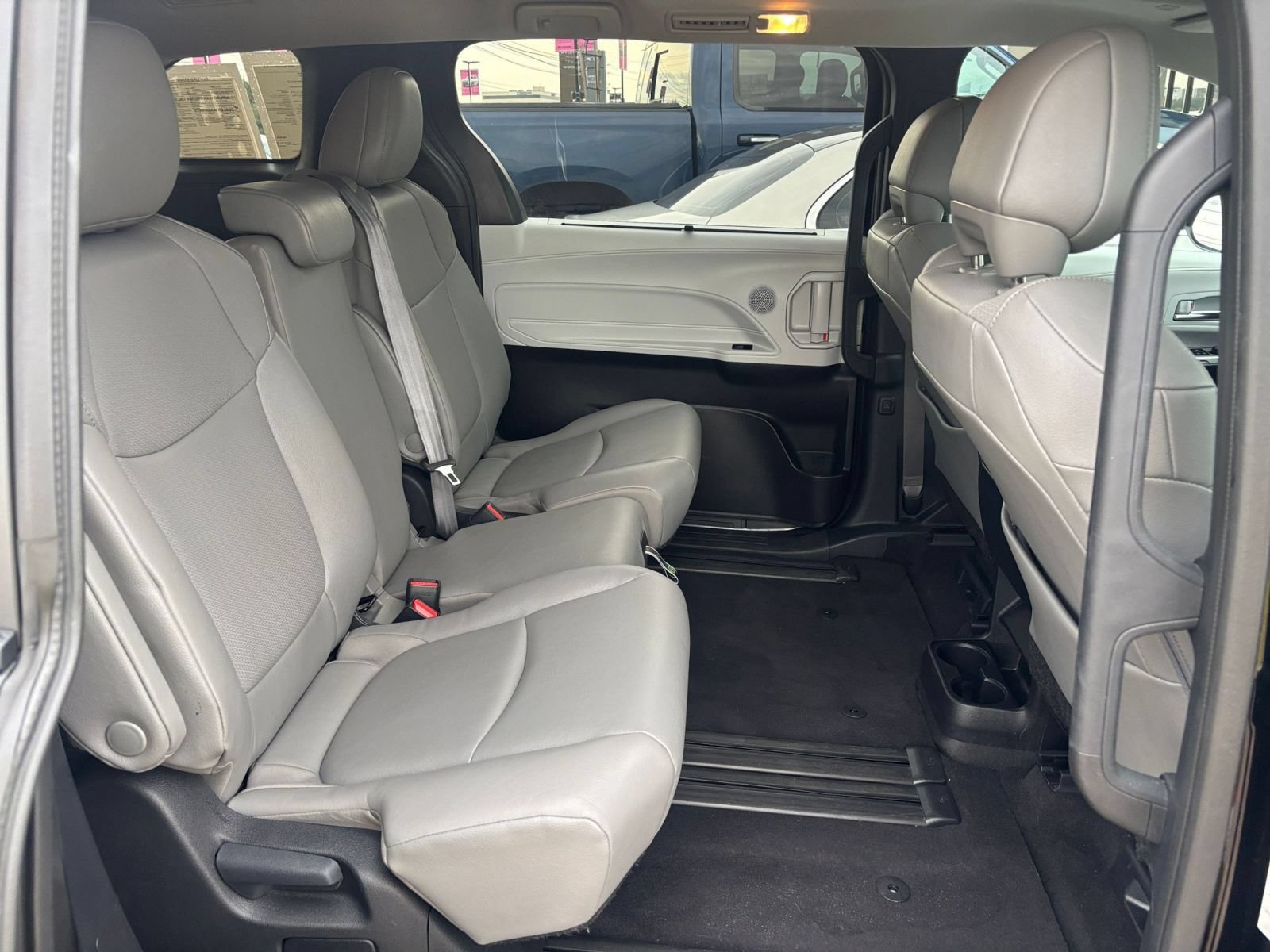Used 2025 Toyota Sienna XLE FWD image 26