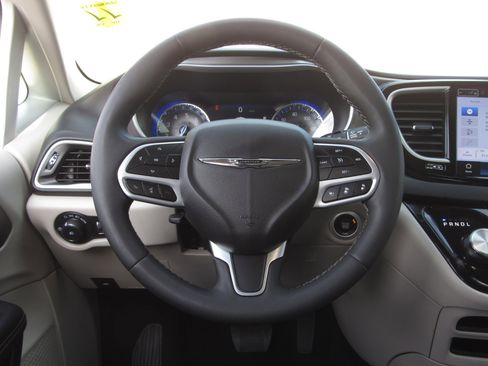 Used 2024 Chrysler Pacifica Touring-L image 24