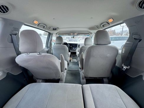 Used 2016 Toyota Sienna L image 10