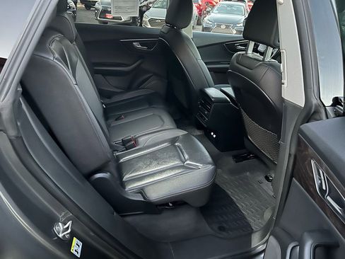 Used 2019 Audi Q8 Premium w/ Convenience Package AWD/4WD image 9
