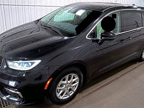 Used 2023 Chrysler Pacifica Touring-L FWD image 1