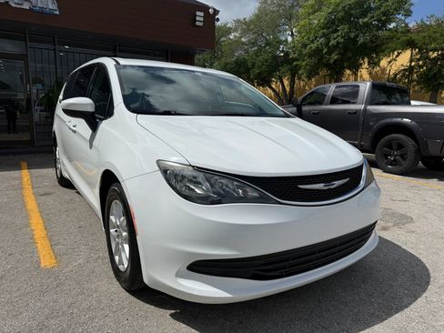 Used 2017 Chrysler Pacifica Touring FWD image 3