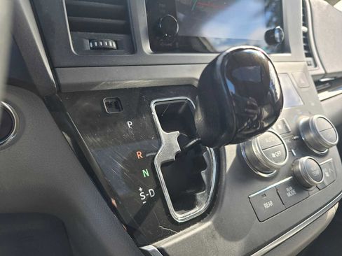 Used 2017 Toyota Sienna XLE image 32