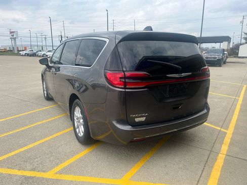 Used 2023 Chrysler Pacifica Touring-L FWD image 5