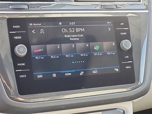 Used 2022 Volkswagen Tiguan SE w/ Panoramic Sunroof Package image 16