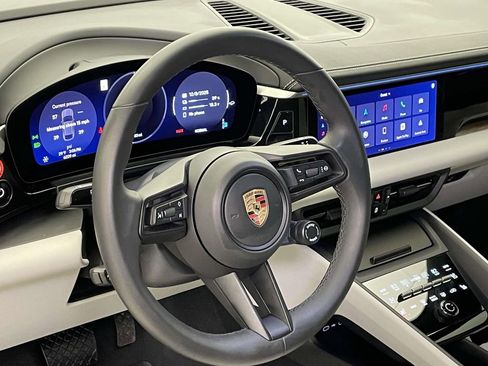 Used 2025 Porsche Macan 4 Electric image 4