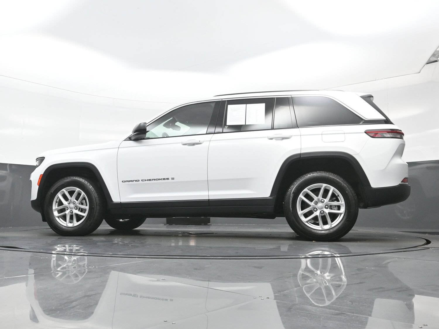Used 2023 Jeep Grand Cherokee Laredo X AWD/4WD image 26