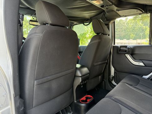 Used 2016 Jeep Wrangler Unlimited Sahara image 32