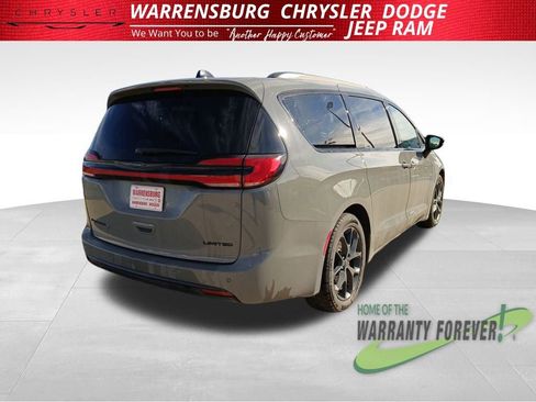 Used 2025 Chrysler Pacifica Limited image 3