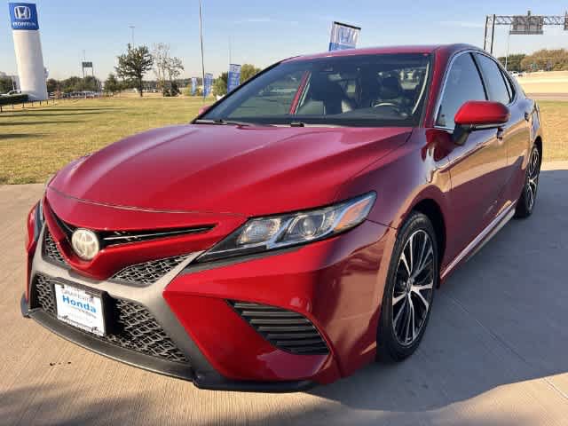 Used 2020 Toyota Camry SE w/ Convenience Package FWD image 2