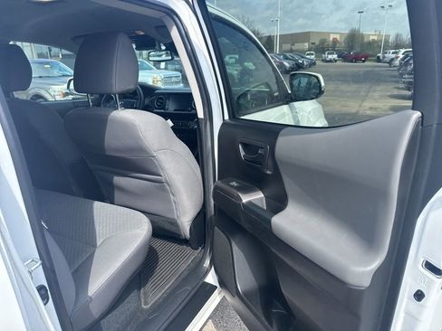Used 2022 Toyota Tacoma SR5 w/ Technology Package image 9