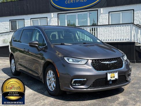 Used 2023 Chrysler Pacifica Touring-L FWD image 3