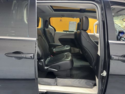 Used 2023 Chrysler Pacifica Touring-L AWD/4WD image 21