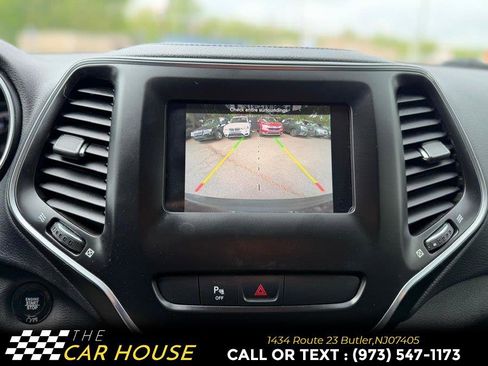 Used 2019 Jeep Cherokee Latitude Plus w/ Cold Weather Group AWD/4WD image 24