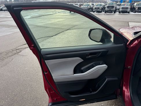 Used 2022 Toyota Highlander LE image 15