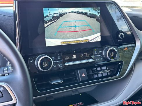 Certified 2025 Toyota Highlander XLE FWD image 29