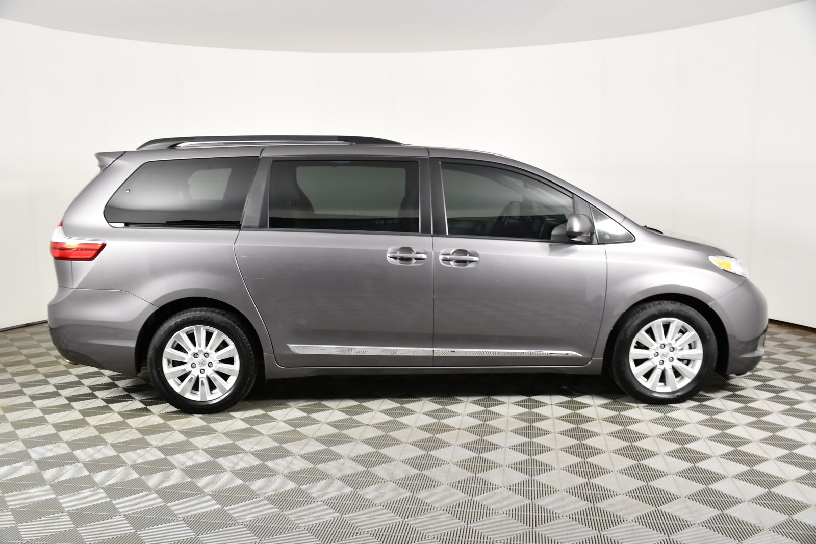 Used 2017 Toyota Sienna XLE Premium AWD/4WD image 5