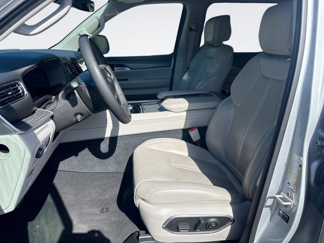 Used 2024 Jeep Wagoneer Series II w/ Flexible Seating Group RWD image 11