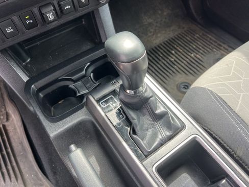 Used 2022 Toyota Tacoma TRD Off-Road w/ Technology Package AWD/4WD image 13