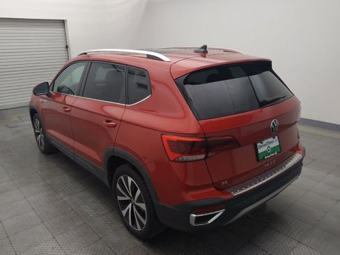 Used 2023 Volkswagen Taos SE w/ Panoramic Sunroof Package FWD image 5