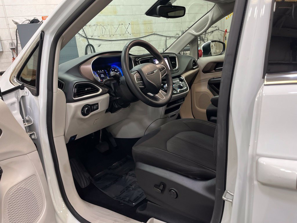 Used 2023 Chrysler Voyager LX FWD image 12