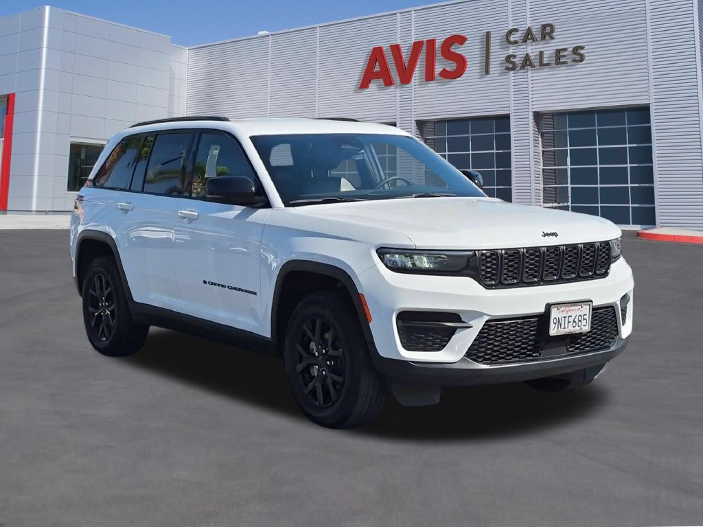 Used 2025 Jeep Grand Cherokee Altitude AWD/4WD image 3